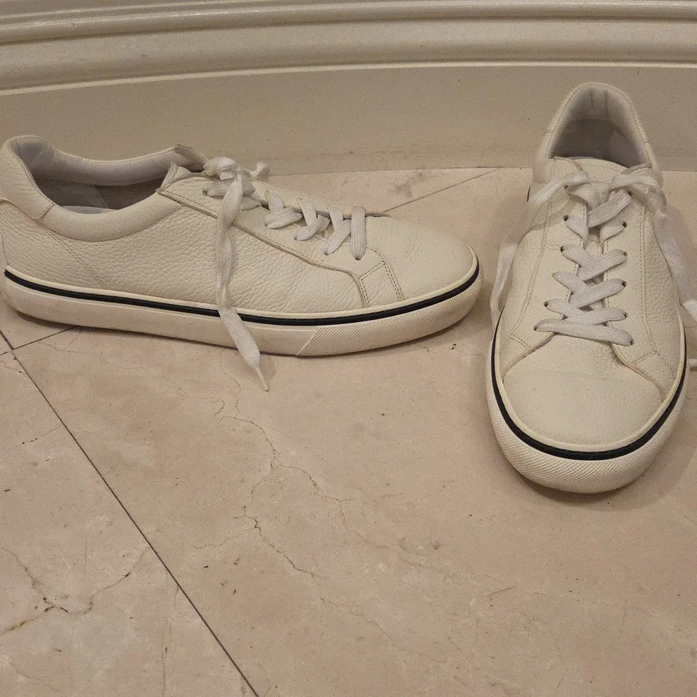 Tod's Cream Leather Low-Top Sneakers with Black Stripe